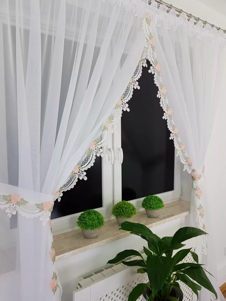 Elegancka Firana z Woalu z Gipiurą –Stylowa, i Funkcjonalna!