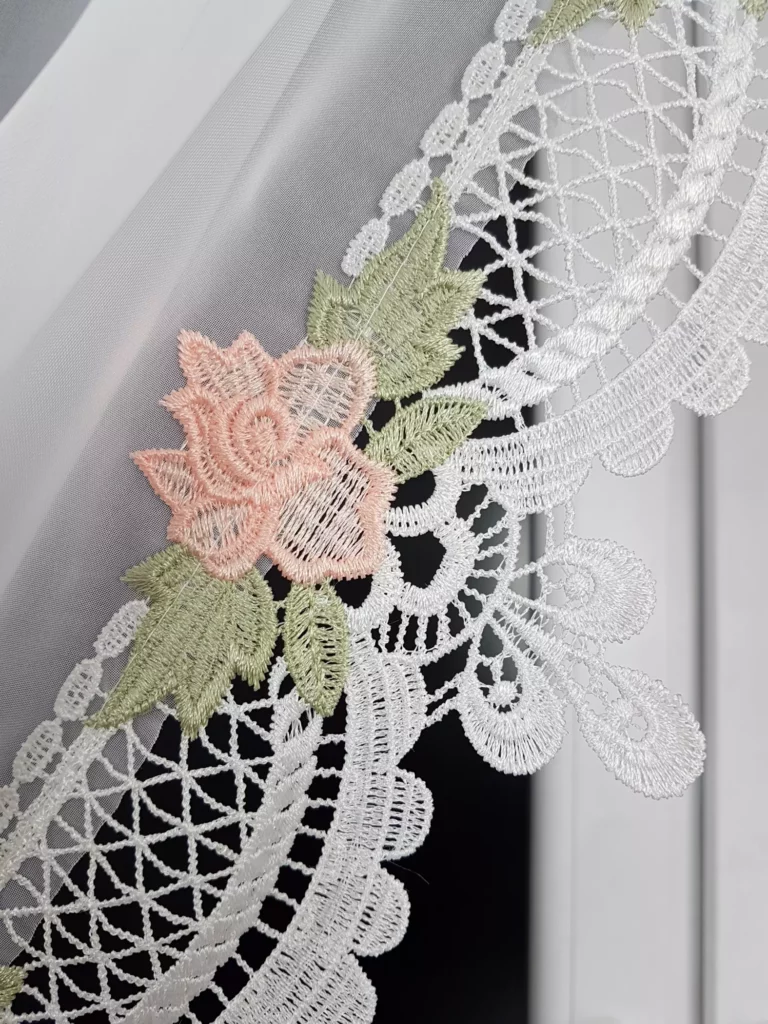Elegancka Firana z Woalu z Gipiurą –Stylowa, i Funkcjonalna!