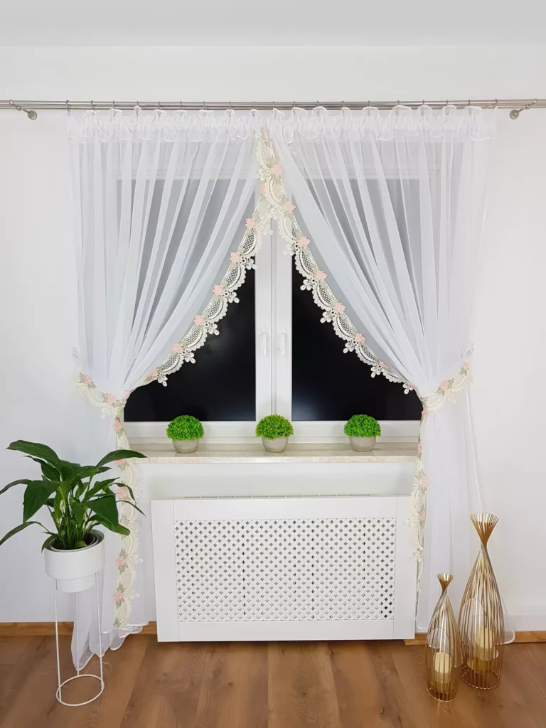 Elegancka Firana z Woalu z Gipiurą ecru –Stylowa, i Funkcjonalna!