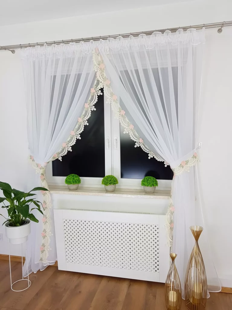 Elegancka Firana z Woalu z Gipiurą ecru –Stylowa, i Funkcjonalna!