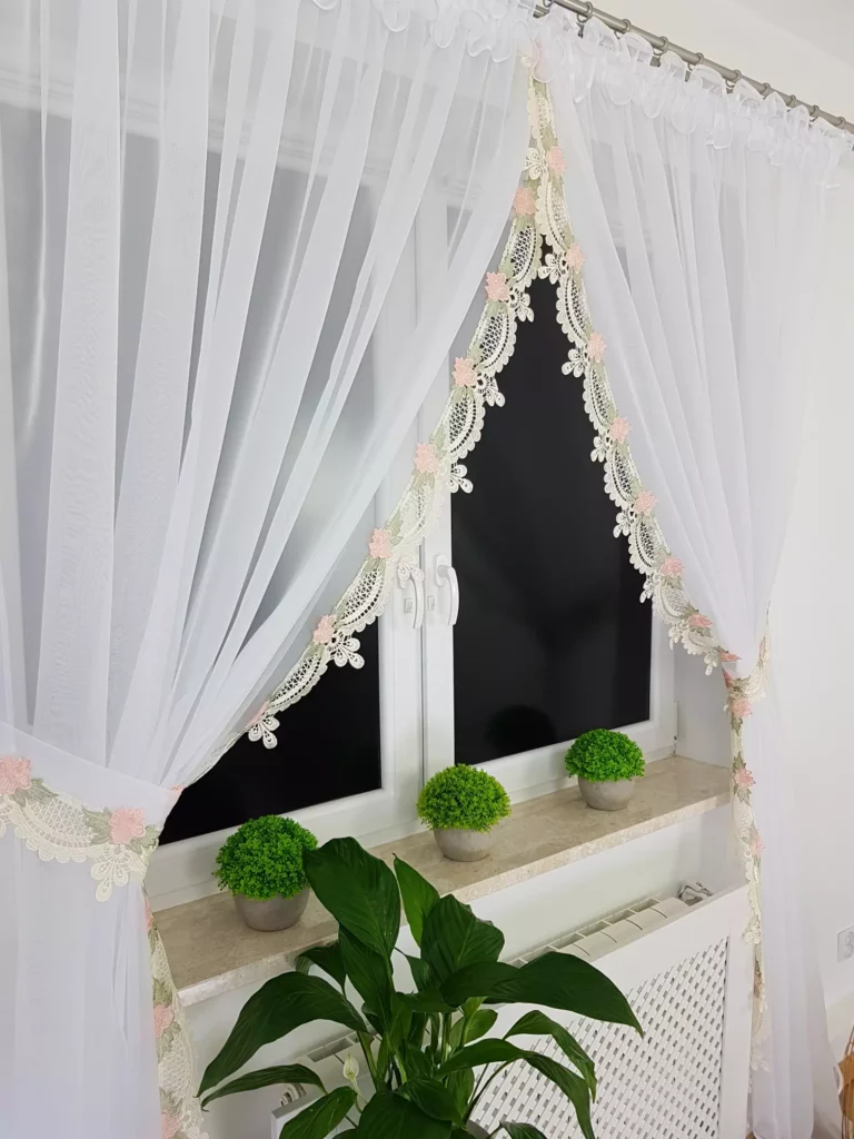 Elegancka Firana z Woalu z Gipiurą ecru –Stylowa, i Funkcjonalna!