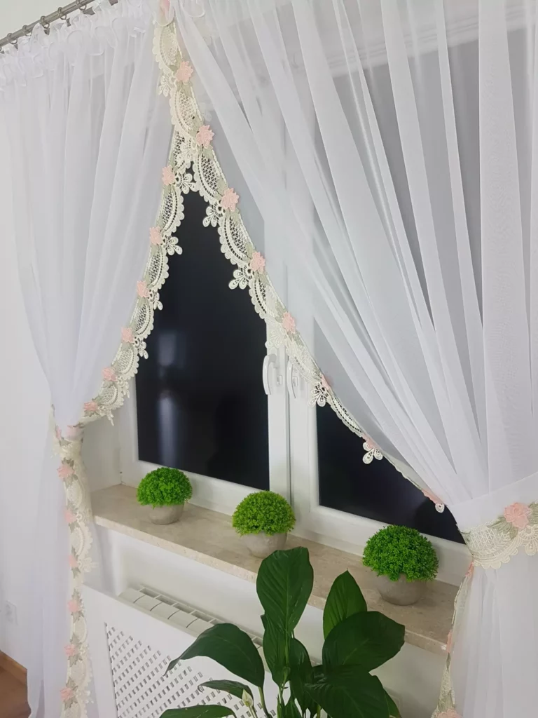 Elegancka Firana z Woalu z Gipiurą ecru –Stylowa, i Funkcjonalna!