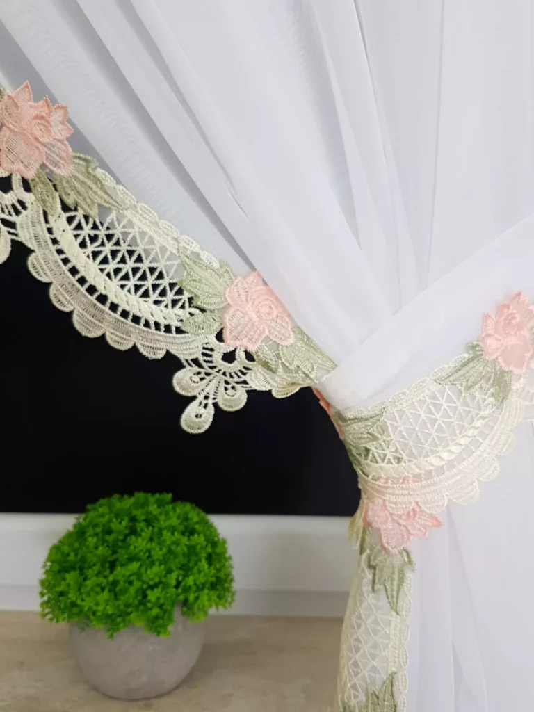 Elegancka Firana z Woalu z Gipiurą ecru –Stylowa, i Funkcjonalna!