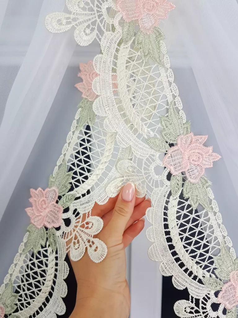 Elegancka Firana z Woalu z Gipiurą ecru –Stylowa, i Funkcjonalna!