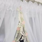 Elegancka Firana z Woalu z Gipiurą ecru –Stylowa, i Funkcjonalna!