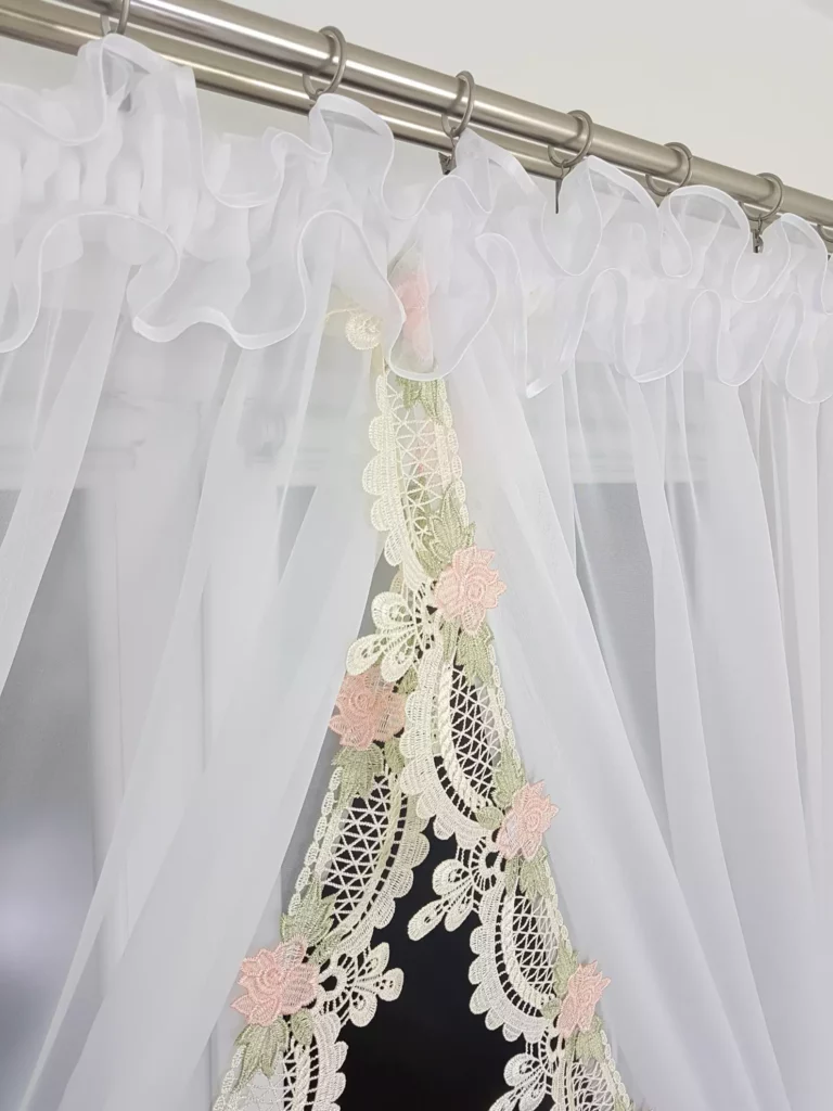 Elegancka Firana z Woalu z Gipiurą ecru –Stylowa, i Funkcjonalna!
