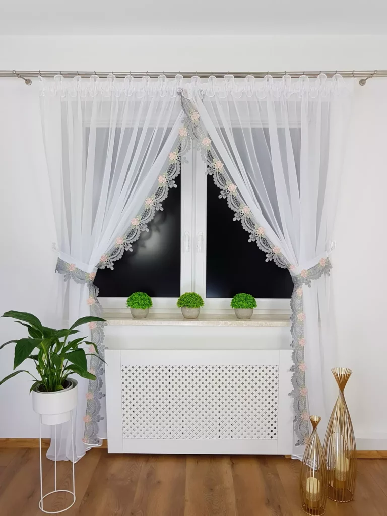 Elegancka Firana z Woalu z Gipiurą szarą –Stylowa, i Funkcjonalna!