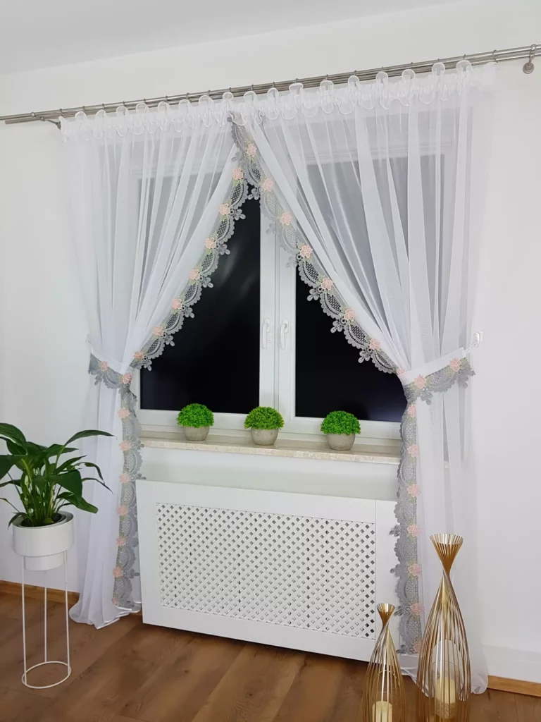 Elegancka Firana z Woalu z Gipiurą szarą –Stylowa, i Funkcjonalna!