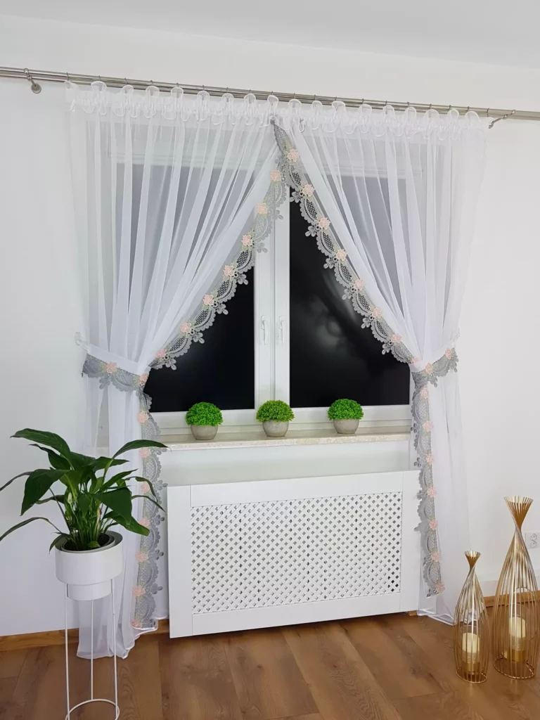 Elegancka Firana z Woalu z Gipiurą szarą –Stylowa, i Funkcjonalna!