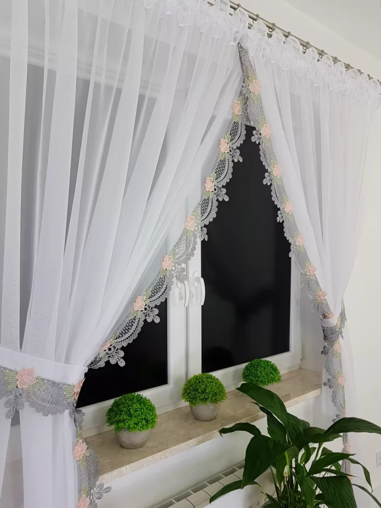 Elegancka Firana z Woalu z Gipiurą szarą –Stylowa, i Funkcjonalna!