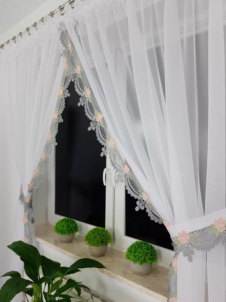 Elegancka Firana z Woalu z Gipiurą szarą –Stylowa, i Funkcjonalna!