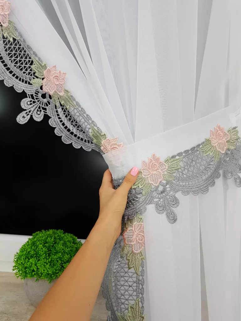 Elegancka Firana z Woalu z Gipiurą szarą –Stylowa, i Funkcjonalna!