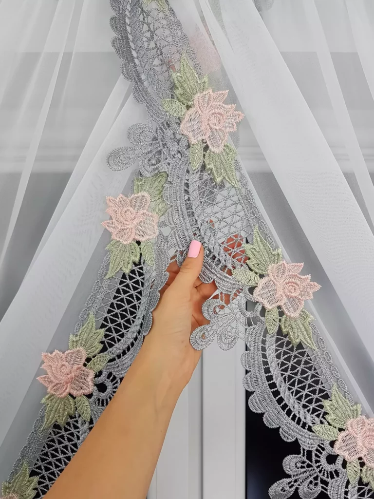 Elegancka Firana z Woalu z Gipiurą szarą –Stylowa, i Funkcjonalna!