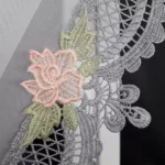 Elegancka Firana z Woalu z Gipiurą szarą –Stylowa, i Funkcjonalna!