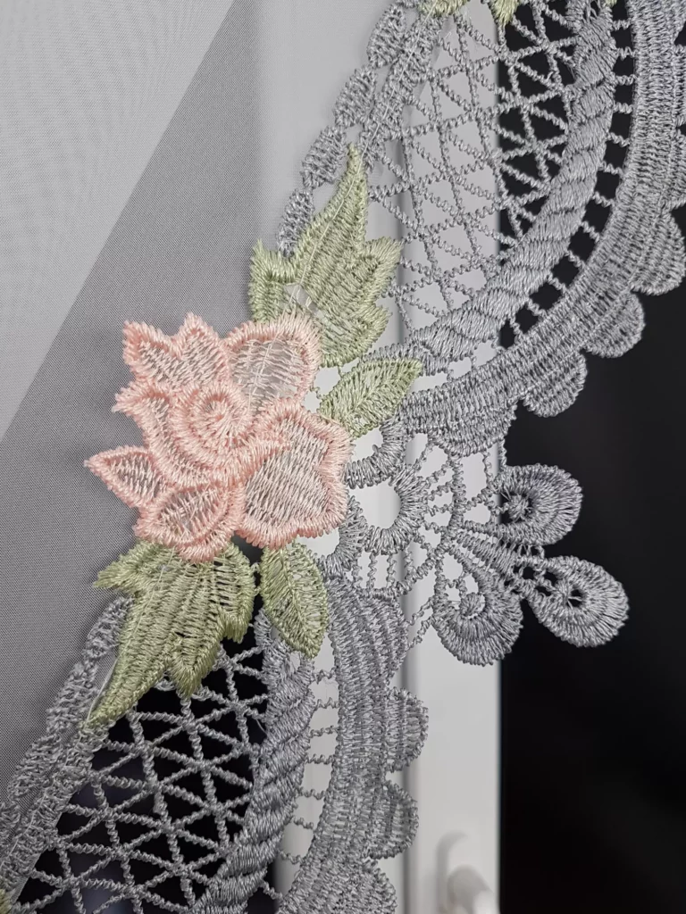 Elegancka Firana z Woalu z Gipiurą szarą –Stylowa, i Funkcjonalna!