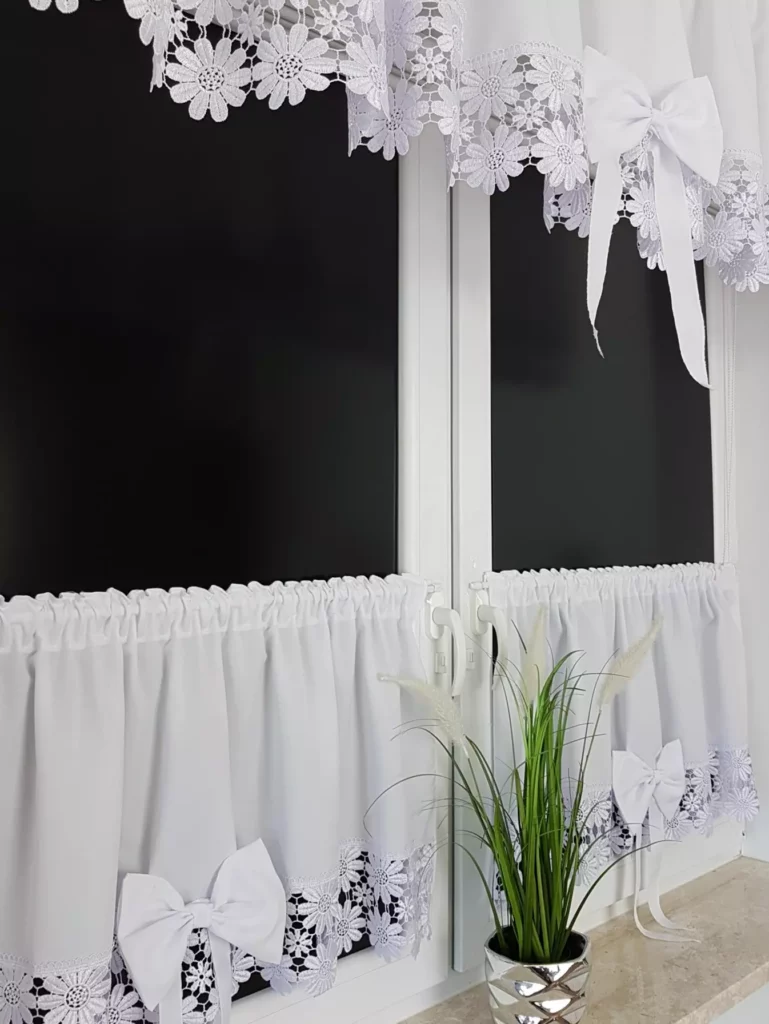 Firana kuchenna z kokardkami + zazdrostki z gipiurą – zestaw 3-częściowy biały
