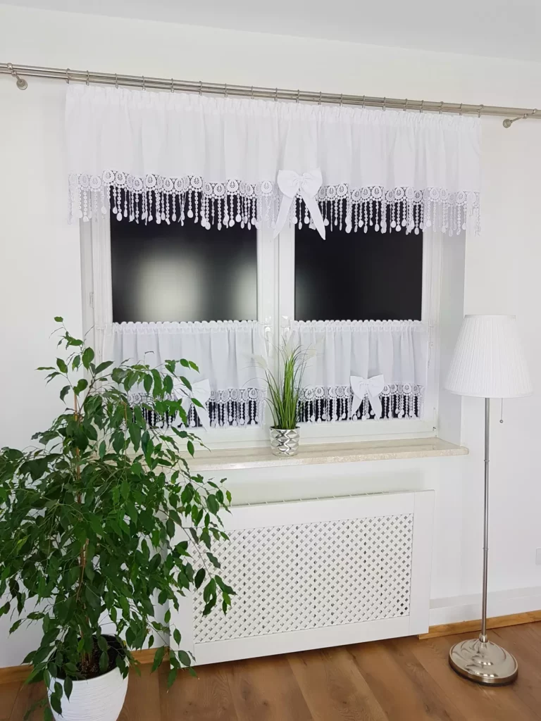 Firana kuchenna z zazdrostkami i gipiurą – komplet 3 elementy biały