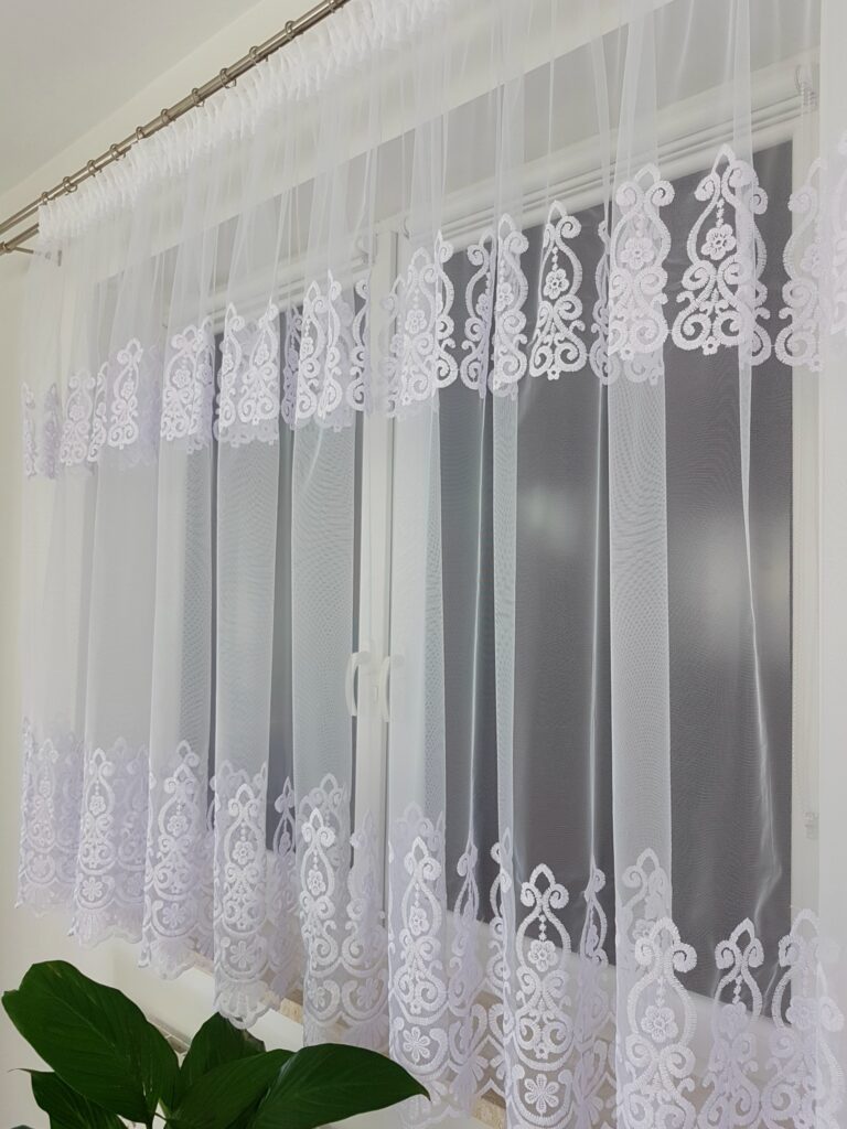 Firana z markizety z ornamentem kwiatowym