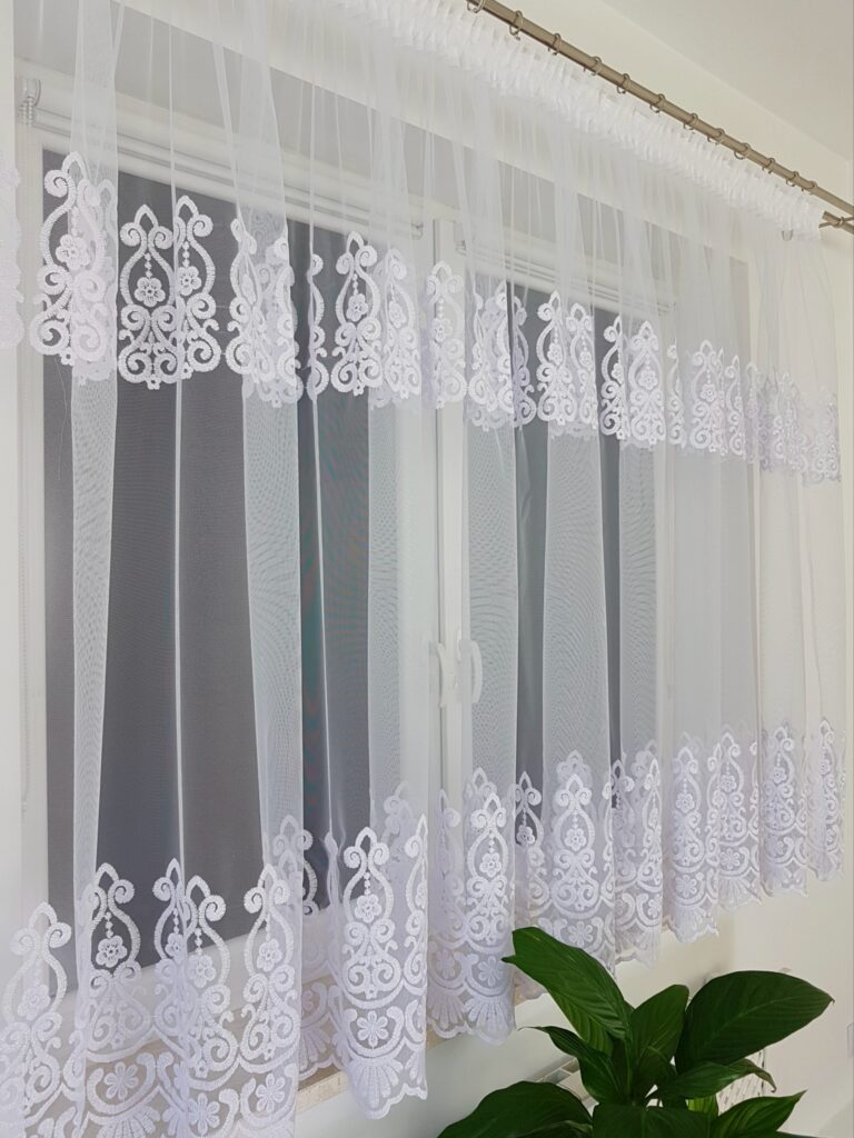 Firana z markizety z ornamentem kwiatowym